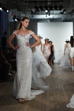 New York, Ny - 4 Ekim: Modeller 4 Ekim 2019 'da New York' ta yapılan Hayley Paige Sonbahar Runway Show 'unda podyum finalinde yürür..