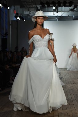 New York, Ny - 4 Ekim: Modeller 4 Ekim 2019 'da New York' ta yapılan Hayley Paige Sonbahar Runway Show 'unda podyum finalinde yürür..
