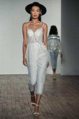 New York, Ny - 4 Ekim: 4 Ekim 2019 'da New York' ta yapılan Hayley Paige Sonbaharı 2020 gelin podyumu sırasında bir model podyumda yürür..