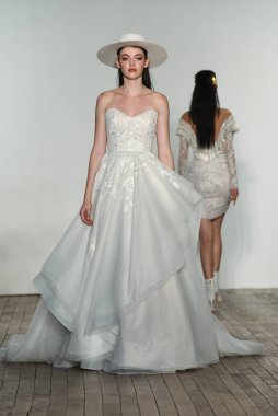 New York, Ny - 4 Ekim: 4 Ekim 2019 'da New York' ta yapılan Hayley Paige Sonbaharı 2020 gelin podyumu sırasında bir model podyumda yürür..