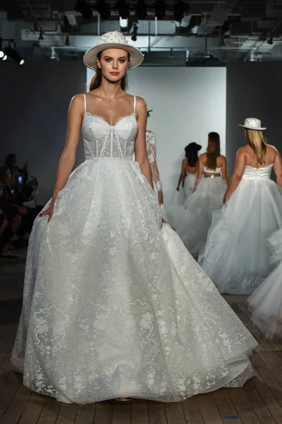 New York Oktober 2019 Models Laufen Während Der Brautlaufstegshow Hayley — Stockfoto