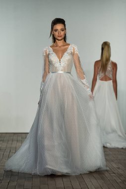 New York, Ny - 4 Ekim 2019 'da New York' ta Hayley Paige 'in Blush' u sırasında bir model podyumda yürüyor..