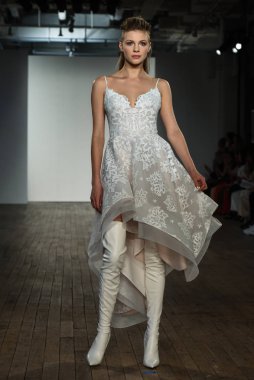 New York, Ny - 4 Ekim 2019 'da New York' ta Hayley Paige 'in Blush' u sırasında bir model podyumda yürüyor..