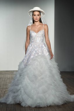 New York, Ny - 4 Ekim: 4 Ekim 2019 'da New York' ta yapılan Hayley Paige Sonbaharı 2020 gelin podyumu sırasında bir model podyumda yürür..