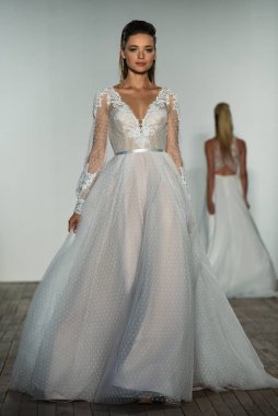 New York, Ny - 4 Ekim 2019 'da New York' ta Hayley Paige 'in Blush' u sırasında bir model podyumda yürüyor..