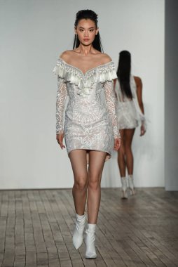 New York, Ny - 4 Ekim: 4 Ekim 2019 'da New York' ta yapılan Hayley Paige Sonbaharı 2020 gelin podyumu sırasında bir model podyumda yürür..