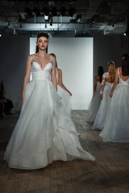 New York, Ny - 4 Ekim 2019 'da New York' ta Hayley Paige Fall 2020 Gelinlik Koleksiyonu 'nun Blush sırasında podyum finalinde modeller yürür..