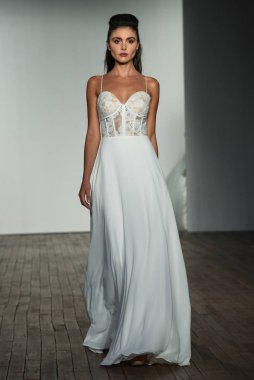 New York, Ny - 4 Ekim 2019 'da New York' ta Hayley Paige 'in Blush' u sırasında bir model podyumda yürüyor..