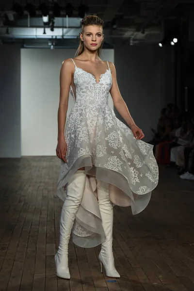 10月4日 2019年10月4日 在纽约市举行的海莉 佩奇2020年秋季新娘选拔赛上 一名模特在跑道上漫步 — 图库照片