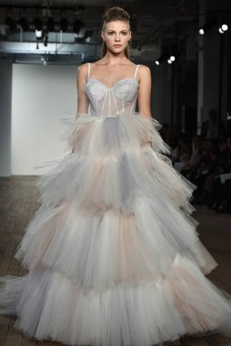 New York, Ny - 4 Ekim: 4 Ekim 2019 'da New York' ta yapılan Hayley Paige Sonbaharı 2020 gelin podyumu sırasında bir model podyumda yürür..