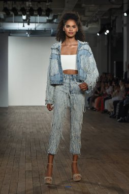 New York, Ny - 4 Ekim: 4 Ekim 2019 'da New York' ta yapılan Hayley Paige Sonbaharı 2020 gelin podyumu sırasında bir model podyumda yürür..