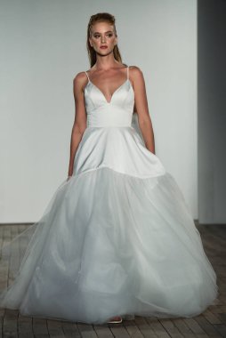 New York, Ny - 4 Ekim 2019 'da New York' ta Hayley Paige 'in Blush' u sırasında bir model podyumda yürüyor..