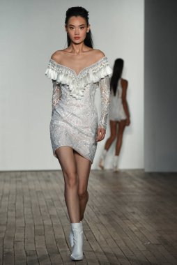 New York, Ny - 4 Ekim: 4 Ekim 2019 'da New York' ta yapılan Hayley Paige Sonbaharı 2020 gelin podyumu sırasında bir model podyumda yürür..