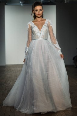 New York, Ny - 4 Ekim 2019 'da New York' ta Hayley Paige 'in Blush' u sırasında bir model podyumda yürüyor..