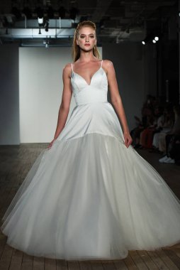 New York, Ny - 4 Ekim 2019 'da New York' ta Hayley Paige 'in Blush' u sırasında bir model podyumda yürüyor..