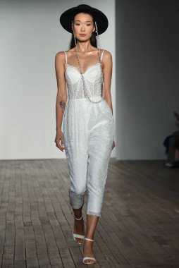 New York, Ny - 4 Ekim: 4 Ekim 2019 'da New York' ta yapılan Hayley Paige Sonbaharı 2020 gelin podyumu sırasında bir model podyumda yürür..