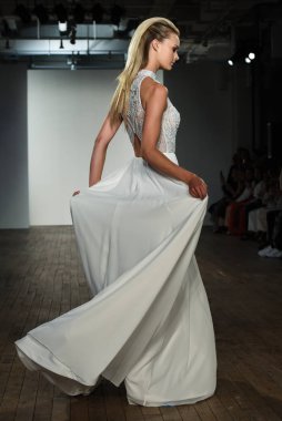New York, Ny - 4 Ekim 2019 'da New York' ta Hayley Paige 'in Blush' u sırasında bir model podyumda yürüyor..