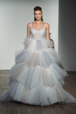 New York, Ny - 4 Ekim: 4 Ekim 2019 'da New York' ta yapılan Hayley Paige Sonbaharı 2020 gelin podyumu sırasında bir model podyumda yürür..