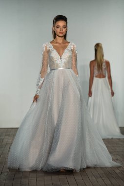 New York, Ny - 4 Ekim 2019 'da New York' ta Hayley Paige 'in Blush' u sırasında bir model podyumda yürüyor..