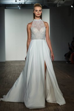 New York, Ny - 4 Ekim 2019 'da New York' ta Hayley Paige 'in Blush' u sırasında bir model podyumda yürüyor..