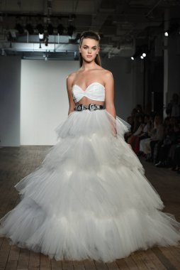 New York, Ny - 4 Ekim: 4 Ekim 2019 'da New York' ta yapılan Hayley Paige Sonbaharı 2020 gelin podyumu sırasında bir model podyumda yürür..