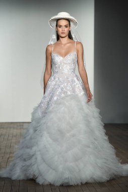 New York, Ny - 4 Ekim: 4 Ekim 2019 'da New York' ta yapılan Hayley Paige Sonbaharı 2020 gelin podyumu sırasında bir model podyumda yürür..