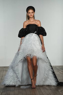 New York, Ny - 4 Ekim: 4 Ekim 2019 'da New York' ta düzenlenen Allison Webb Fall 2020 Gelinlik Runway Show sırasında bir model podyumda yürüyor..