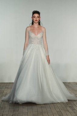 New York, Ny - 4 Ekim: 4 Ekim 2019 'da New York' ta düzenlenen Allison Webb Fall 2020 Gelinlik Runway Show sırasında bir model podyumda yürüyor..