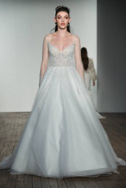 New York, Ny - 4 Ekim: 4 Ekim 2019 'da New York' ta düzenlenen Allison Webb Fall 2020 Gelinlik Runway Show sırasında bir model podyumda yürüyor..