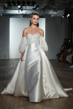 New York, Ny - 4 Ekim: 4 Ekim 2019 'da New York' ta düzenlenen Allison Webb Fall 2020 Gelinlik Runway Show sırasında bir model podyumda yürüyor..