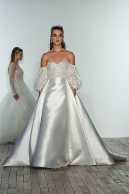 New York, Ny - 4 Ekim: 4 Ekim 2019 'da New York' ta düzenlenen Allison Webb Fall 2020 Gelinlik Runway Show sırasında bir model podyumda yürüyor..