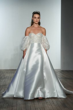 New York, Ny - 4 Ekim: 4 Ekim 2019 'da New York' ta düzenlenen Allison Webb Fall 2020 Gelinlik Runway Show sırasında bir model podyumda yürüyor..