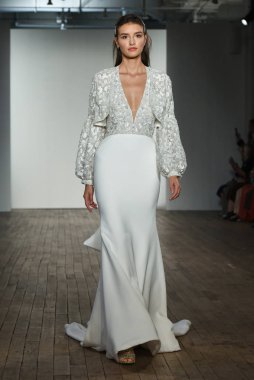 New York, Ny - 4 Ekim: 4 Ekim 2019 'da New York' ta düzenlenen Allison Webb Fall 2020 Gelinlik Runway Show sırasında bir model podyumda yürüyor..