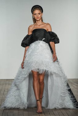 New York, Ny - 4 Ekim: 4 Ekim 2019 'da New York' ta düzenlenen Allison Webb Fall 2020 Gelinlik Runway Show sırasında bir model podyumda yürüyor..