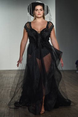 New York, Ny - 4 Ekim: 4 Ekim 2019 'da New York' ta yapılan Hayley Paige Sonbaharı 2020 gelin podyumu sırasında bir model podyumda yürür..