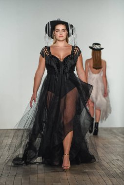 New York, Ny - 4 Ekim: 4 Ekim 2019 'da New York' ta yapılan Hayley Paige Sonbaharı 2020 gelin podyumu sırasında bir model podyumda yürür..