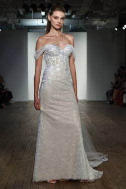 New York, Ny - 4 Ekim: 4 Ekim 2019 'da New York' ta yapılan Hayley Paige Sonbaharı 2020 gelin podyumu sırasında bir model podyumda yürür..