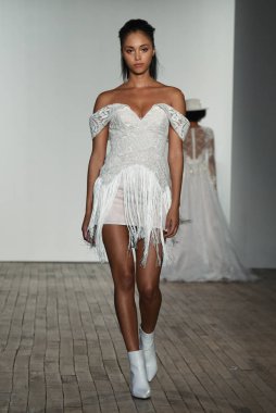 New York, Ny - 4 Ekim: 4 Ekim 2019 'da New York' ta yapılan Hayley Paige Sonbaharı 2020 gelin podyumu sırasında bir model podyumda yürür..