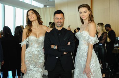 New York, Ny - 5 Ekim: Nir Moscovich ve modeller Berta Fall 2020 gelin podyumu sırasında 5 Ekim 2019 'da New York' ta poz verdiler..