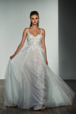 New York, Ny - 4 Ekim 2019 'da New York' ta Hayley Paige 'in Blush' u sırasında bir model podyumda yürüyor..