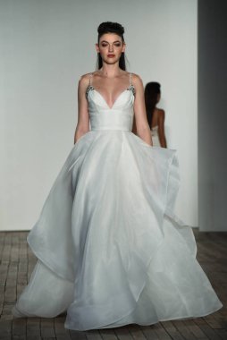 New York, Ny - 4 Ekim 2019 'da New York' ta Hayley Paige 'in Blush' u sırasında bir model podyumda yürüyor..