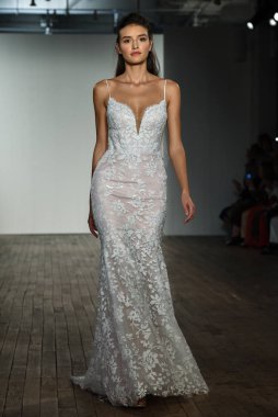 New York, Ny - 4 Ekim 2019 'da New York' ta Hayley Paige 'in Blush' u sırasında bir model podyumda yürüyor..