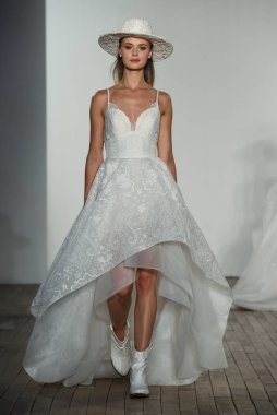 New York, Ny - 4 Ekim: 4 Ekim 2019 'da New York' ta yapılan Hayley Paige Sonbaharı 2020 gelin podyumu sırasında bir model podyumda yürür..