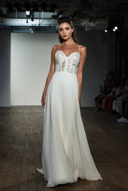 New York, Ny - 4 Ekim 2019 'da New York' ta Hayley Paige 'in Blush' u sırasında bir model podyumda yürüyor..