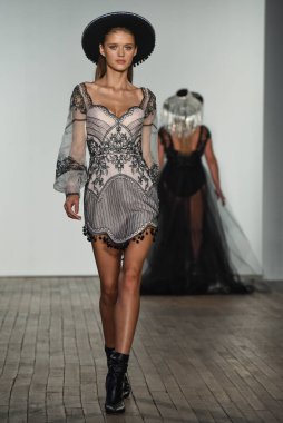 New York, Ny - 4 Ekim: 4 Ekim 2019 'da New York' ta yapılan Hayley Paige Sonbaharı 2020 gelin podyumu sırasında bir model podyumda yürür..