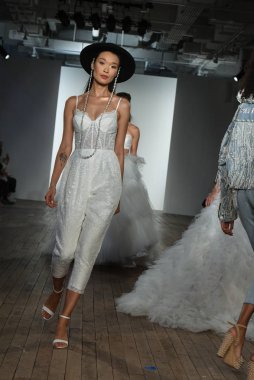 New York, Ny - 4 Ekim: Modeller 4 Ekim 2019 'da New York' ta yapılan Hayley Paige Sonbahar Runway Show 'unda podyum finalinde yürür..