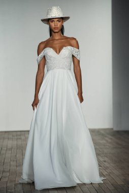 New York, Ny - 4 Ekim: 4 Ekim 2019 'da New York' ta yapılan Hayley Paige Sonbaharı 2020 gelin podyumu sırasında bir model podyumda yürür..