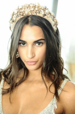 New York, Ny - 5 Ekim: Berta Fall 2020 Gelin Runway Show öncesi sahne arkasında poz veren bir model 5 Ekim 2019, New York.