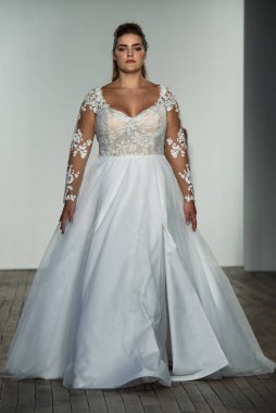 New York, Ny - 4 Ekim 2019 'da New York' ta Hayley Paige 'in Blush' u sırasında bir model podyumda yürüyor..