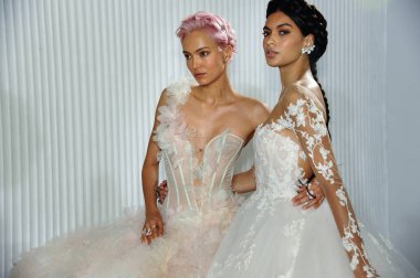 New York, Ny - 5 Ekim: Modeller 5 Ekim 2019 'da New York' ta Ines Di Santo 2020 Sonbahar Düğün Runway Show öncesinde sahne arkasında poz verdiler..